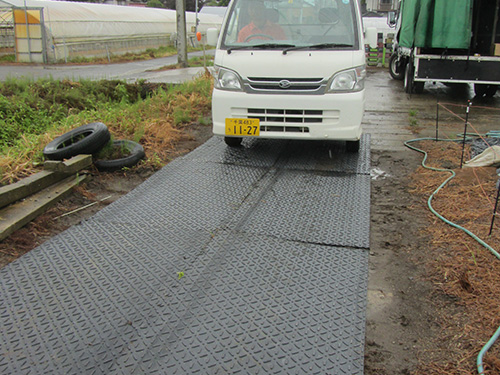 らくらくばん・畑土面軽トラ通路養生