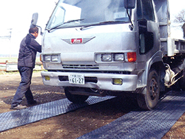 スーパージュライト　土露地に敷設　ダンプカー走行